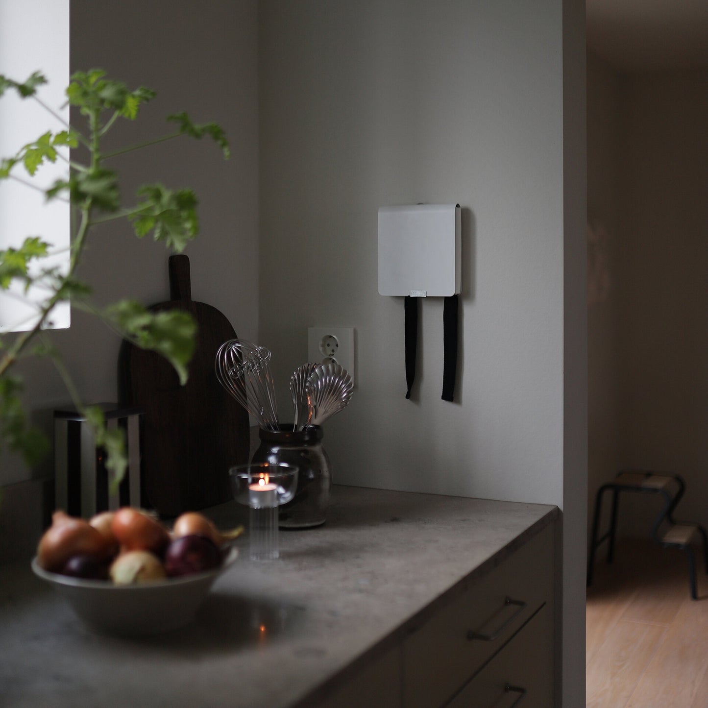 Housegard Mantle, brannteppe i metalldeksel, 120x120 cm, hvit